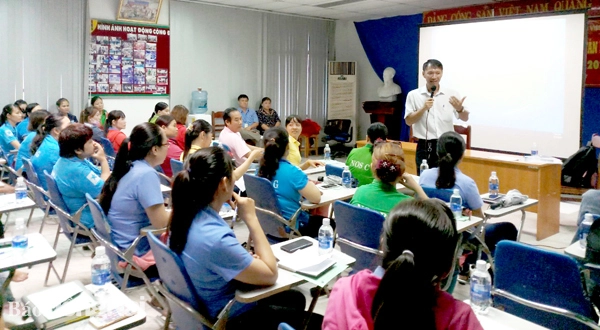 Doanh nghiệp phải bố trí tối thiểu 8 giờ làm việc hưởng lương cho tuyên truyền, giáo dục chính trị, pháp luật